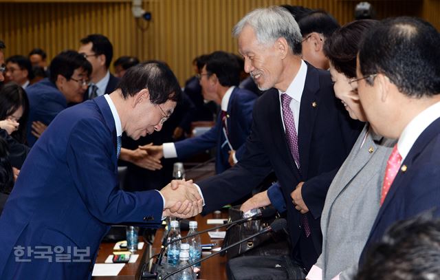 박원순 서울시장(왼쪽)이 4일 서울시청에서 열린 국회 안전행정위원회의 서울시에 대한 국정감사에서 새누리당 의원들과 인사를 하고 있다 .배우한기자