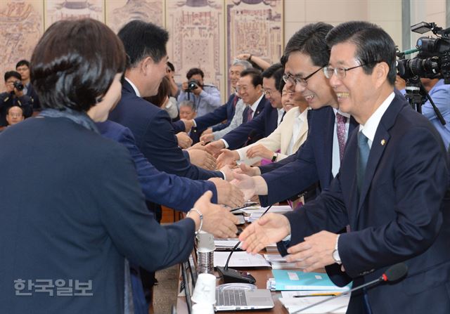 30일 국회에서 열린 교육문화체육관광위원회의 국민체육진흥공단, 사행산업통합감독위원회, 한국관광공사 등에 대한 국정감사에서 여야 의원들이 인사를 나누고 있다. 오대근 기자 inliner@hankookilbo.com