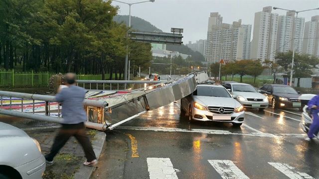 5일 오전 7시 46분쯤 부산 해운대구 좌동 송정터널 인근을 지나던 안모(60ㆍ여)씨의 벤츠 차량이 전도된 현수막 지지대에 파손된 모습. 안씨는 경상을 입고 인근 병원에서 치료를 받고 있다. 부산시소방안전본부 제공