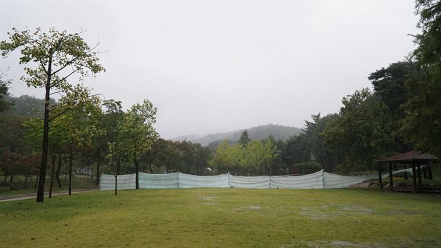 경북 포항시가 15억 원을 들여 만든 포항 북구 흥해읍 드라마 세트장이 건축 3년 만에 재난위험시설 등급을 받아 지난달 철거됐다. 김정혜기자 kjh@hankookilbo.com