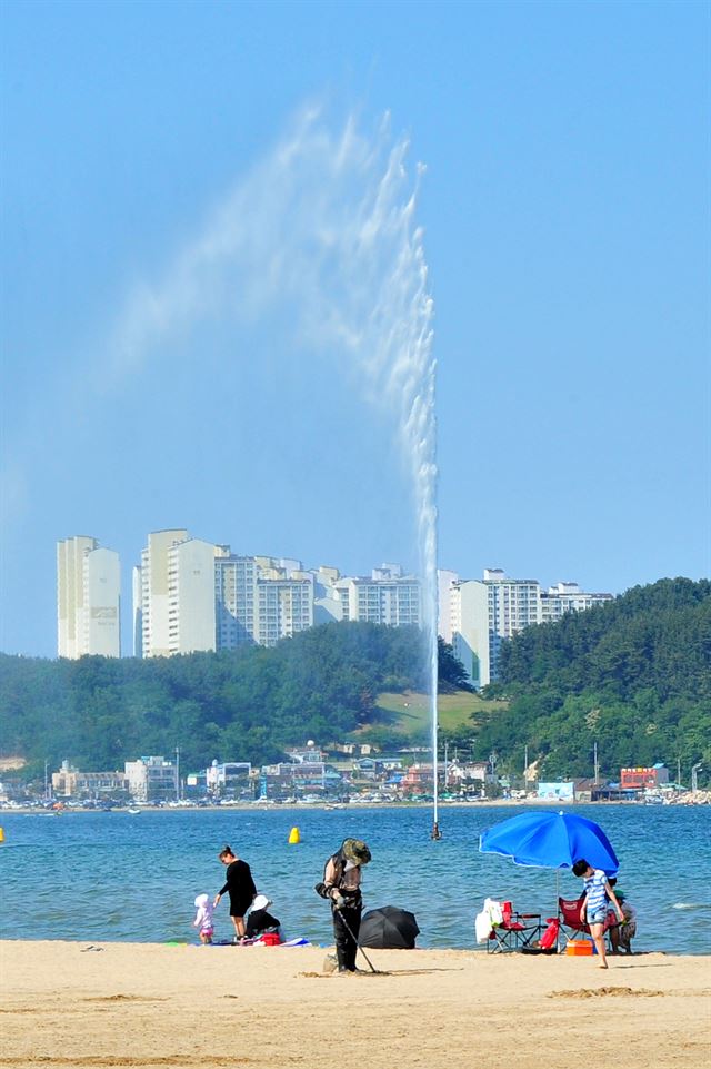 경북 포항 북구 영일대해수욕장 앞 고사분수. 포항시는 지난 2007년 16억원을 들여 고사분수를 설치했으나 잦은 고장으로 유지 보수비만 연간 수천만원이 들자 결국 7,000만 원을 들여 철거하기로 했다. 김정혜기자 kjh@hankookilbo.com