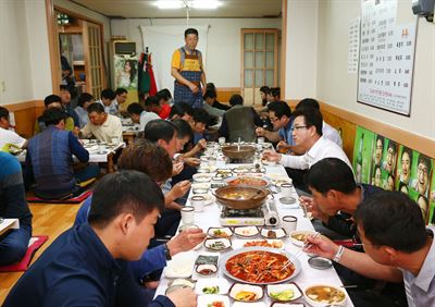 허태정(오른쪽 줄 흰옷) 유성구청장이 청내 직원들과 5일 인근 식당에서 점심을 먹고 있다. 유성구청은 김영란법으로 어려움을 겪고 있는 음식점을 돕기위해 매주 수요일 구내 식당 운영을 중단하고 직원들이 외부에서 식사를 하기로 했다. 유성구청 제공