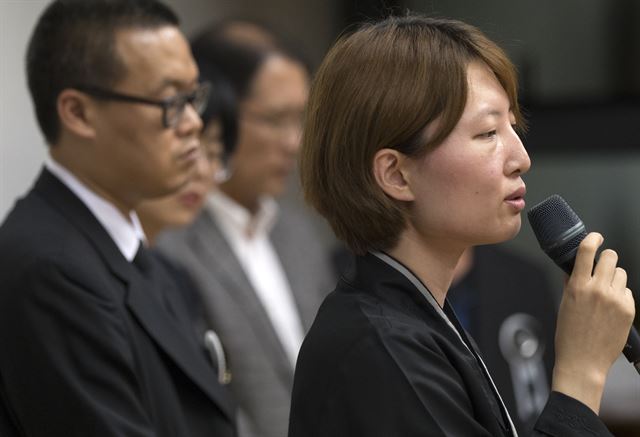 3일 오후 종로구 서울대병원 장례식장에서 열린 기자회견에서 故 백남기 농민의 딸 백도라지씨가 서울대병원의 사망진단서 관련 유족의 입장을 밝히고 있다. 연합뉴스