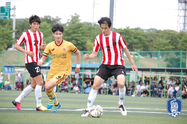 광주FC U-18 김정민(가운데)이 영국 일간지 가디언이 선정한 '1999년생 차세대 유망주 60인'에 포함됐다. 대한축구협회 제공