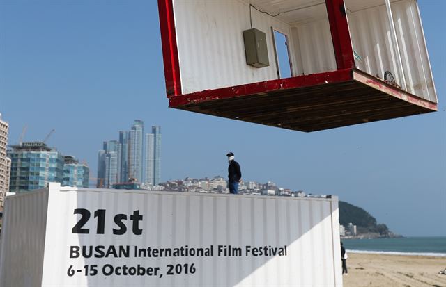 21일 제21회 부산국제영화제(BIFF) 개막일인 6일 오후 부산 해운대 해수욕장에서 제18호 태풍 '차바'(CHABA)의 영향으로 파손된 비프빌리지를 관계자들이 중장비를 동원해 철거하고 있다. 연합뉴스