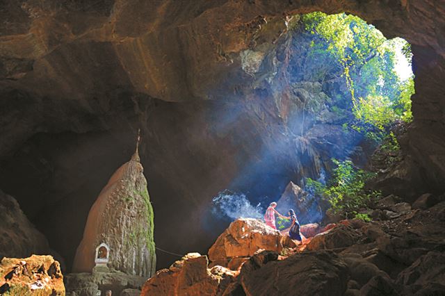 동상 Tun Zaw Zaw작 ‘Sadden Cave’