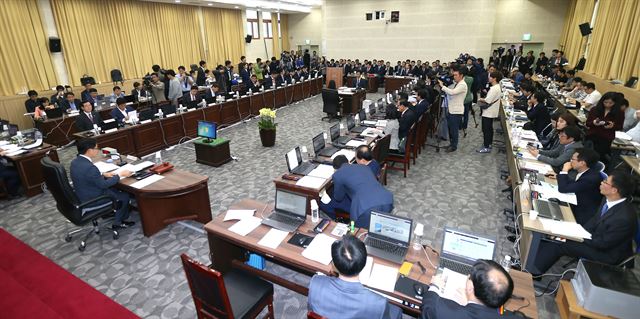 7일 제주도청 회의실에서 국회 국토교통위원회의 제주도와 제주국제자유도시개발센터(JDC)에 대한 국정감사가 열리고 있다. 연합뉴스.