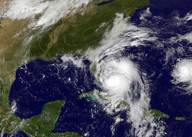 미 항공우주국 나사(NASA)와 미 해양대기관리청(NOAA)의 '고즈 이스트(GOES East)' 위성이 촬영해 6일(현지시간) 공개한 사진으로 미 동부지역을 향해 빠르게 이동 중인 초대형 허리케인 '매슈'와 대서양에서 발생한 열대폭풍 니콜(오른쪽)의 모습. 열대폭풍 니콜은 세력이 확장돼 허리케인으로 격상되었다. 허리케인 매슈는 바하마와 도미니카공화국, 아이티를 차례로 휩쓴 후 미국을 향해 빠르게 북상하고 있으며 플로리다 등 4개주에 비상사태 선포 및 강제 대피령이 발령되어 긴장이 고조되고 있다. NOAA-NASA AFP 연합뉴스