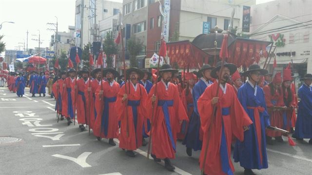 7일 세종시 아름동 일원에서 재현된 '세종대왕 어가행차' 행사에서 금위오군이 세종대왕과 소헌왕후가 탄 가마를 호위하며 행렬하고 있다. 세종시 제공