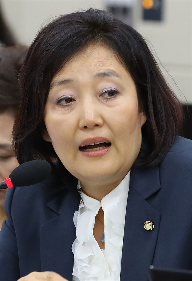 박영선 더불어민주당 의원이 6일 국회에서 열린 기획재정위원회 국정감사에서 질의를 하고 있다. 연합뉴스