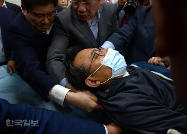 이정현 새누리당 대표가 2일 오후 단식을 중단하고 병원으로 이송되고 있다. 오대근기자 inliner@hankookilbo.com