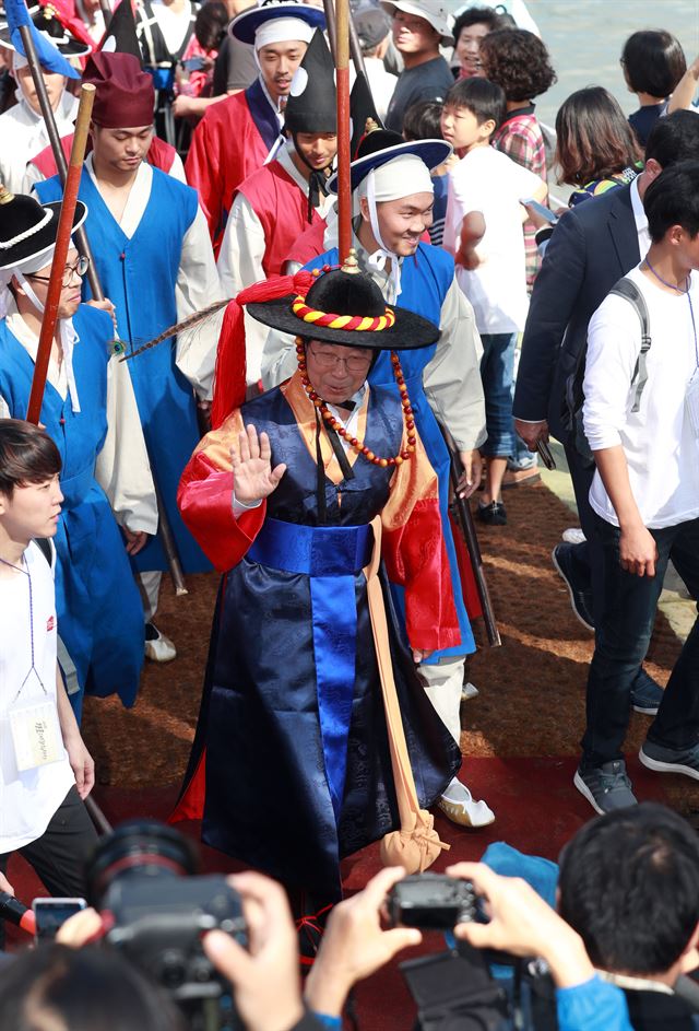 수원화성방문의해 기념 ‘2016 정조대왕능행차 공동재현 행사’가 열린 8일 박원순 서울시장이 용산구와 노들섬을 잇는 배다리를 전통분장으로 건너고 있다. 연합뉴스