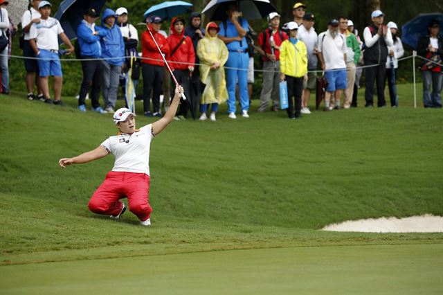 장하나가 9일 대만 타이베이의 미라마 골프장에서 열린 미국여자프로골프(LPGA)투어 푸본 LPGA 타이완 챔피언십 최종 4라운드 14번홀에서 회심의 칩인 버디를 노렸으나 빗나가자 아쉬워하고 있다. 장하나는 그러나 펑샨산을 1타차로 따돌리고 7개월만에 우승컵을 들어올려 시즌 3승이자 통산 3승째를 신고했다. 타이베이=EPA연합뉴스