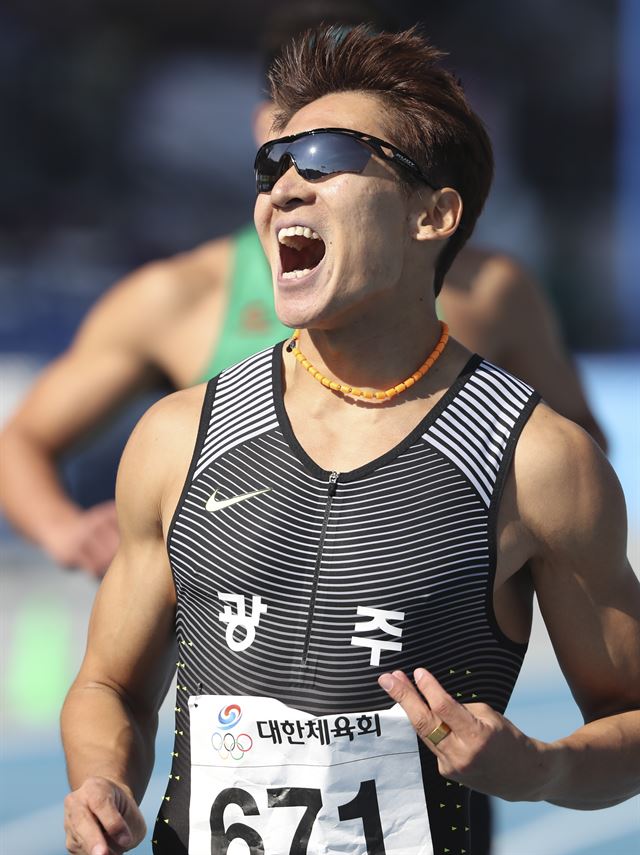 9일 충남 아산 이순신종합운동장에서 열린 97회 전국체육대회 남자일반부 100m 결선에서 김국영(광주광역시청)이 1위로 결승선을 통과하고 있다. 아산=연합뉴스