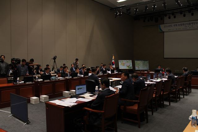 국회 농림축산식품해양수산위원회가 7일 부산항 국제여객터미널에서 전국 4개 항만공사와 국립해양생물자원관, 국립해양박물관에 대한 국정감사를 열고 있다.