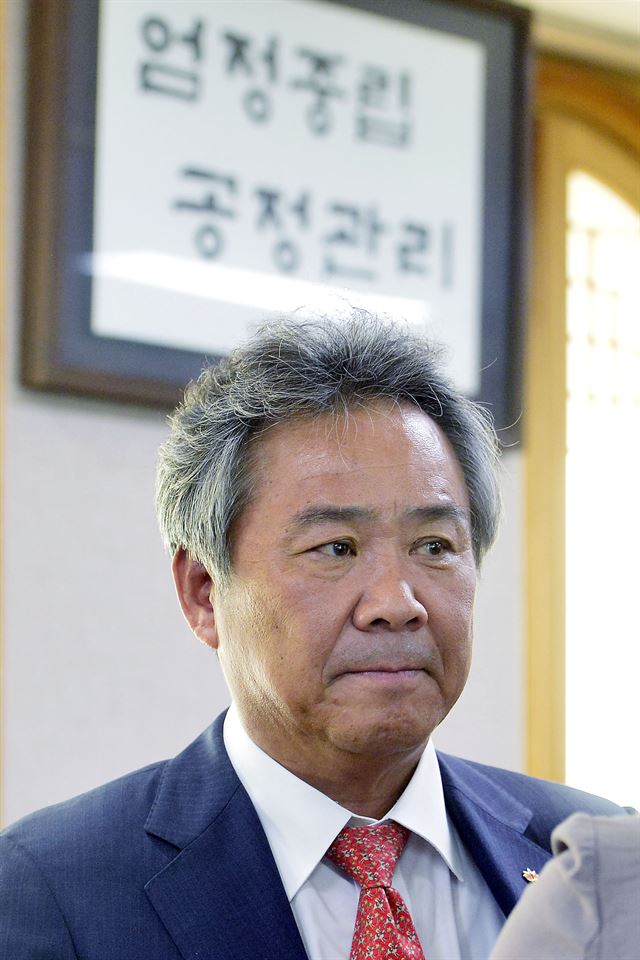 이기흥 신임 대한체육회장이 지난 6일 경기 과천시 중앙선거관리위원회에서 당선증을 교부 받기 전 생각에 잠겨 있다. 뉴시스