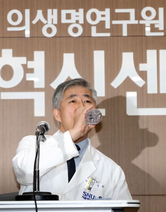 3일 오후 서울대학교병원 의학연구혁신센터에서 열린 고 백남기 씨의 사망진단서 논란에 대한 서울대병원-서울대 의대 합동 특별조사위원회 기자회견에서 백 씨의 주치의였던 백선하 교수가 물을 마시고 있다. 연합뉴스