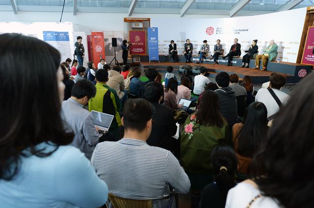 부산영화제에 참석한 영화 관계자들과 시민들이 최근 부산시와의 갈등으로 비롯된 부산영화제 사태에 대해 심도 깊은 이야기를 주고 받았다.