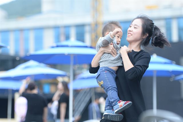 “저도 다음엔 영화 볼 수 있는 건가요.” 엄마 품에 안겨 부산영화제를 찾은 어린 아이에게 서 부산영화제의 미래를 엿본다.