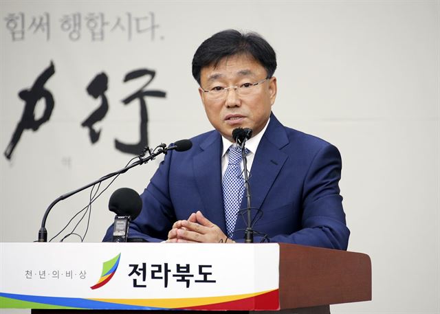 박철웅 전북도 복지여성보건국장이 11일 전북도청 브리핑룸에서 누리과정 예산 긴급지원 관련해 기자회견을 하고 있다. 전북도 제공