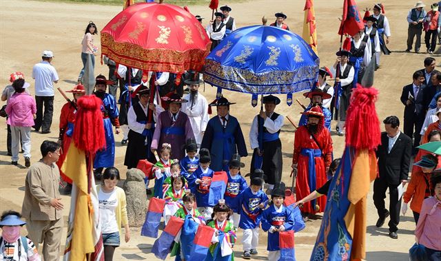 순천 낙안민속문화축제에 참여한 어린이들이 전통문화 체험을 하고 있다.