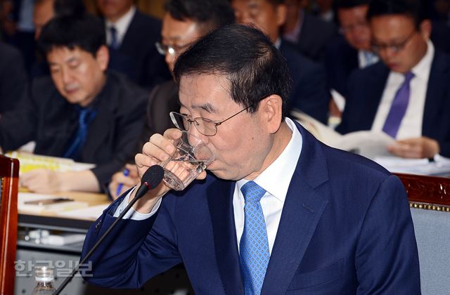 11일 서울시청에서 열린 국토교통위 서울시에 대한 국정감사에서 박원순 시장이 물을 마시고 있다.고영권기자youngkoh@hankookilbo.com