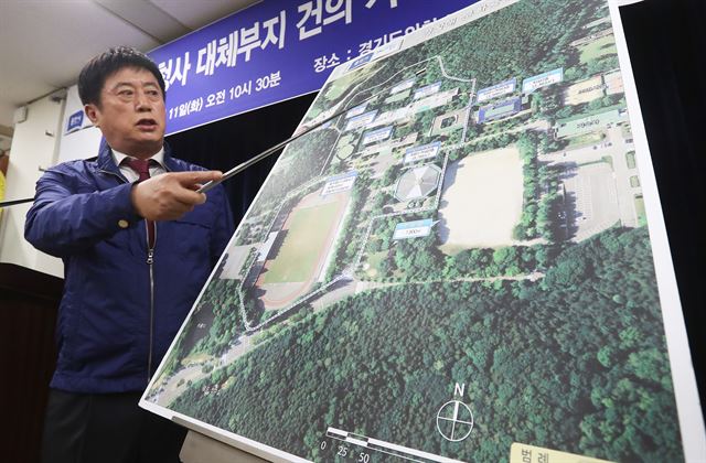 정찬민 용인시장이 11일 오전 경기 수원시 경기도의회 브리핑룸에서 기자회견을 열고 경찰대 이전부지에 경기도청사 유치를 공식 건의할 계획이라고 발표하고 있다. 연합뉴스