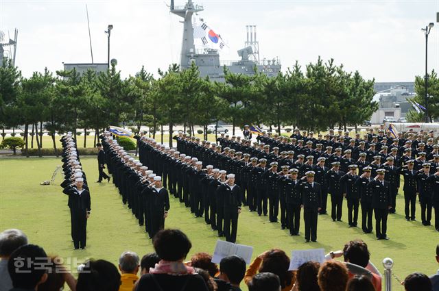 10일 오전 부산 남구 해군작전사령부에서 열린 해군 청해부대 21진 왕건함(DDH-Ⅱ, 4,400톤급) 환영식에서 장병들이 국기에 대한 경례를 하고 있다. 역대 최다인 5번째 파병 임무를 완수한 청해부대 21진은 200여일의 파병기간 중 19차례에 걸쳐 우리나라와 외국선박 30척의 근접호송작전을 안전하게 수행하였고, 1,000척이 넘는 선박 안전항해를 지원했다. 부산=전혜원 기자 iamjhw@hankookilbo.com