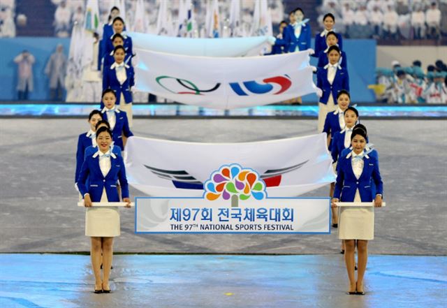 제97회 전국체육대회 기수단을 맡은 백석대 항공서비스학과 학생들. 백석대 제공