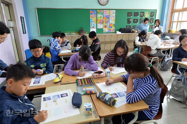 서울형 작은 학교로 선정된 서울 종로구 북촌 재동초등학교에서 11일 오전 전통문양 수업을 진행하고 있다. 신상순 선임기자