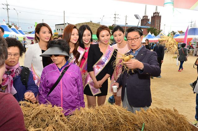 장욱현(맨 오른쪽) 영주시장이 지난해 열린 축제장에서 풍기인삼아가씨 선발자들에게 풍기인삼의 우수성을 설명하고 있다. 영주시 제공