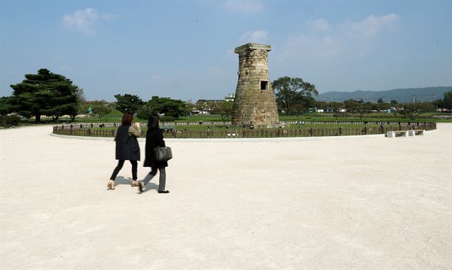 12일 오후 경주 첨성대에서 관광객들이 줄어 한산한 모습을 보이고 있다. 지난달 12일 규모 5.8 지진이 발생한 경주는 수학여행단과 관광객 발길이 뚝 끊겨 관광산업 종사자들이 어려움을 겪고 있다. 2016.10.12 경주=연합뉴스