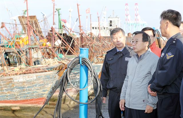 이정현 새누리당 대표(왼쪽에서 두 번째)가 12일 오전 인천시 동구 만석부두를 방문해 해경이 나포한 불법조업 중국어선들을 살펴보고 있다. 인천=연합뉴스