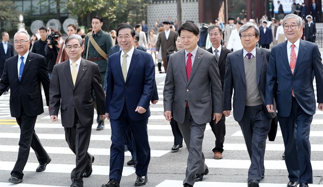 박원순(왼쪽 세번째) 서울시장이 12일 오전 서울 중구 환구단 앞 광장에서 새로운 횡단보도 개통을 기념해 보도를 걷고 있다. 연합뉴스