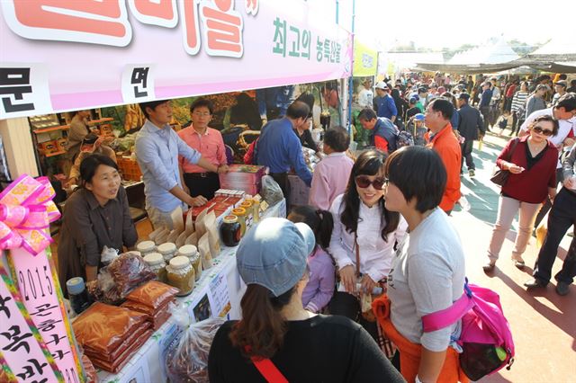 지난해 예천농산물축제를 방문한 관광객들이 농산물 판매장에 몰려 들어 구경하고 있다. 예천군 제공