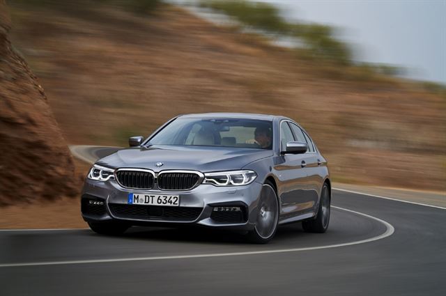 내년 2월 전 세계에 출시될 BMW 7세대 뉴 5시리즈가 13일 공개됐다. BMW 제공