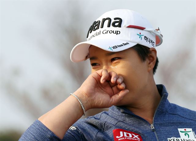 '한국여자골프의 개척자' 박세리가 13일 인천 스카이72골프클럽에서 열린 LPGA KEB하나은행 챔피언십 1라운드를 마치고 열린 은퇴식에서 동료들의 격려 메시지가 담긴 영상을 보며 눈물을 흘리고 있다. 연합뉴스