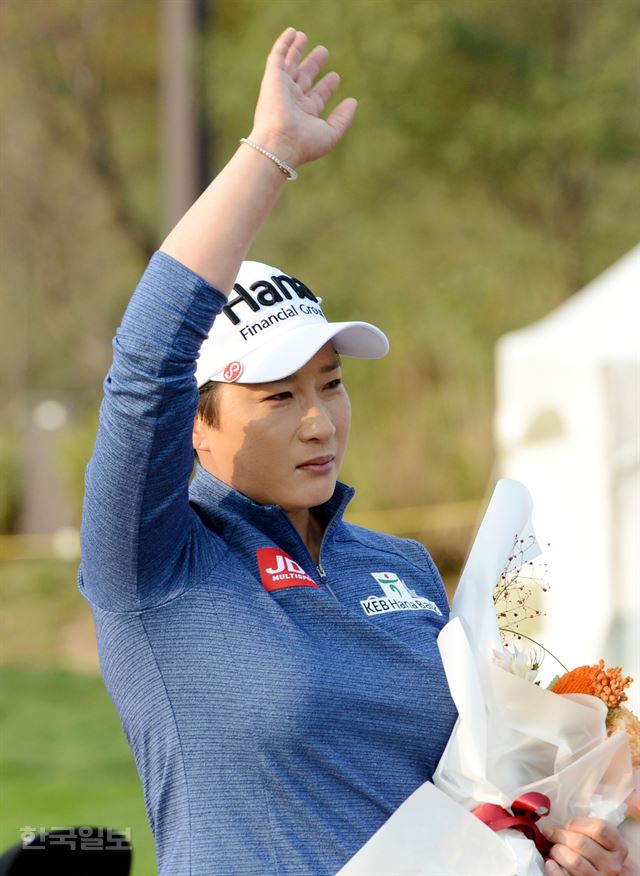 박세리(하나금융그룹)가 13일 인천 영종도 스카이72에서 열린 2016 LPGA KEB 하나은행챔피언십 1라운드 후 은퇴식에서 손을 들어 인사를 하고 있다. 인천=홍인기 기자