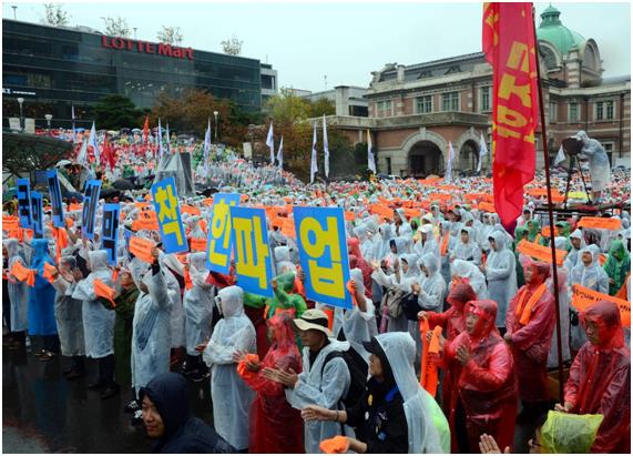 27일 서울역광장에서 열린 철도ㆍ건강보험노조 수도권 총파업 출정식에 참석한 사람들이 구호를 외치고 있다. 뉴시스