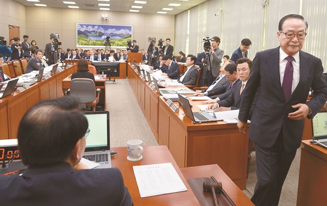 13일 국회에서 열린 외교통일위원회 국정감사에서 새누리당 서청원 의원이 한·일 위안부 협상 무효와 전면 재협상 등을 요구한 심재권 위원장의 발언과 관련해 사과를 요구하며 국감장을 나가고 있다. 뉴시스