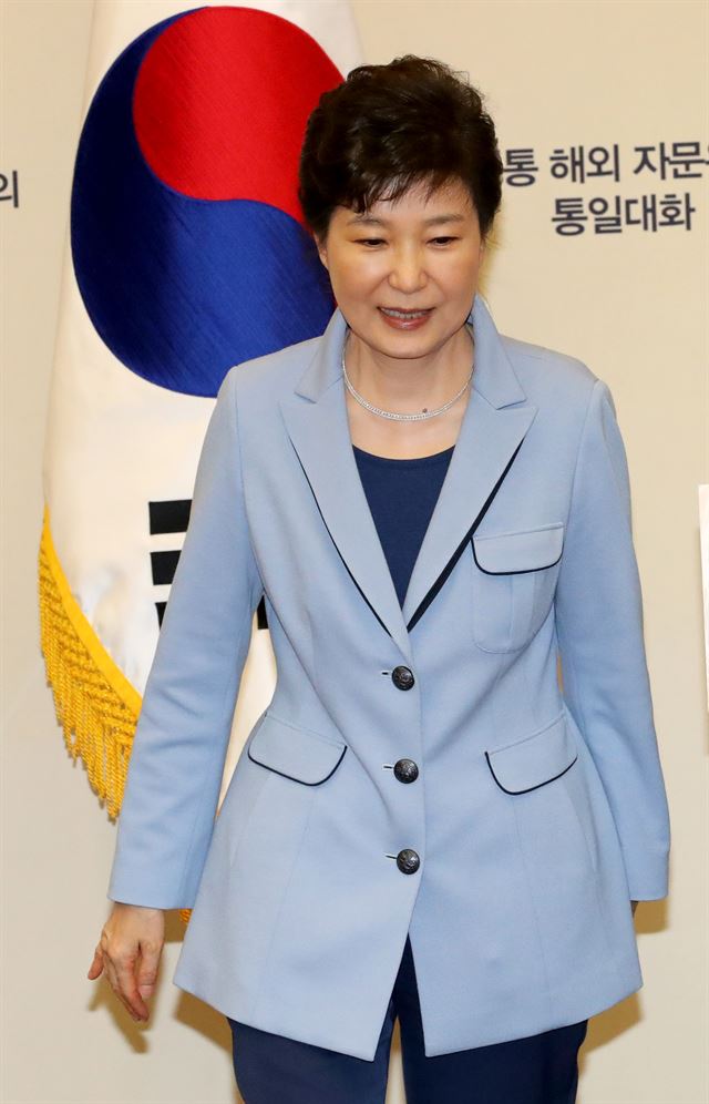 박근혜 대통령이 13일 민주평화통일자문회의 해외자문위원을 만나기 위해 청와대 연무관에 들어서고 있다. 연합뉴스