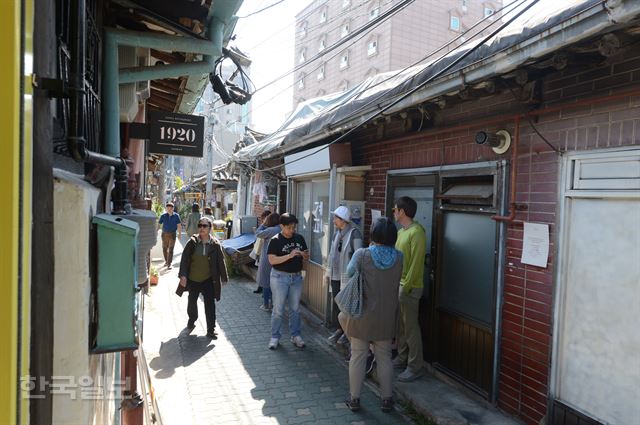 13일 오후 서울 종로구 익선동 한옥마을에 위치한 복고풍 레스토랑 '경양식1920' 앞에서 손님들이 기다리고 있다. 익선동 한옥마을에는 전통과 젊음이 어우러진 특색 있는 가게 40여 곳이 생겨난 후 활기를 찾고 있다. 신상순 선임기자ssshin@hankookilbo.com