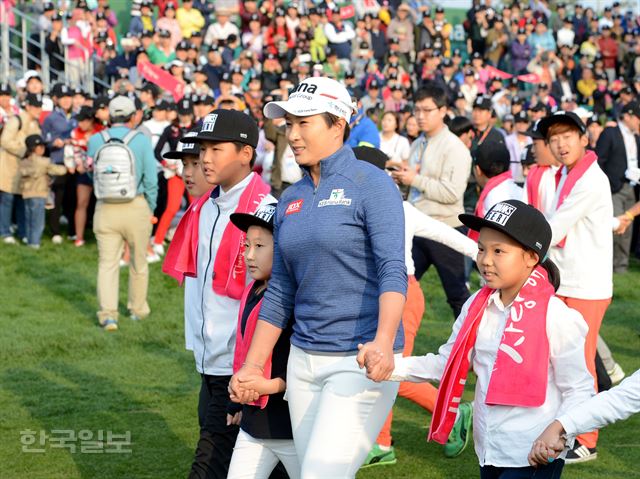 13일 인천 영종도 스카이72 오션코스에서 열린 '2016 LPGA KEB 하나은행챔피언십' 1라운드가 끝나고 박세리가 자신의 은퇴식에 아이들과 손을 잡고 함께 입장하고 있다. 인천=홍인기 기자