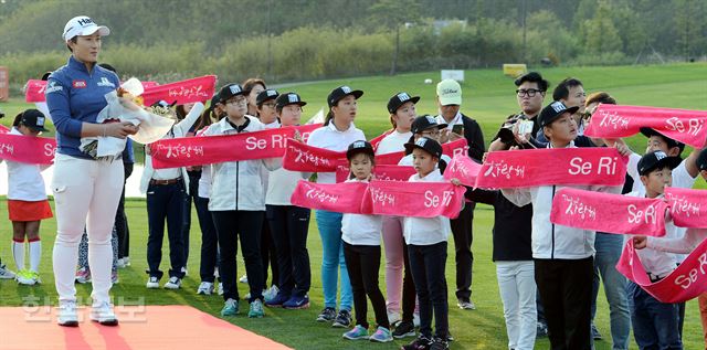 13일 인천 영종도 스카이72 오션코스에서 열린 '2016 LPGA KEB 하나은행챔피언십' 1라운드가 끝나고 박세리가 자신의 은퇴식에 대형스크린의 기록 영상을 바라보고 있다. 인천=홍인기 기자