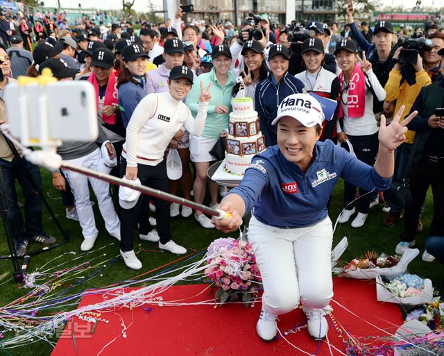 13일 인천 영종도 스카이72 오션코스에서 열린 '2016 LPGA KEB 하나은행챔피언십' 1라운드가 끝나고 박세리가 자신의 은퇴식에 참석한 최나연 등 세리키즈들과 에리야 주타누깐, 브룩 핸더슨 등 세계적 LPGA 선수들과 웃으며 셀카를 찍고 있다. 인천=홍인기 기자