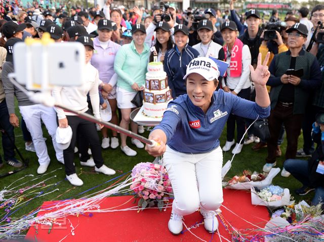 박세리가 13일 인천 영종도 스카이72골프장 오션코스에서 열린 '2016 LPGA KEB 하나은행챔피언십' 1라운드를 마친 뒤 은퇴식을 열면서 동료선수들과 셀카를 찍고 있다. 홍인기 기자