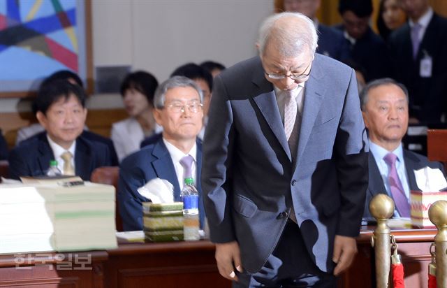 양승태 대법원장이 14일 오전 서초동 대법원에서 열린 국회 법제사법위원회 대법원 및 법원행정처 등 국정감사에 참석해 인사말을 마친 뒤 허리 숙여 인사하고 있다.배우한기자