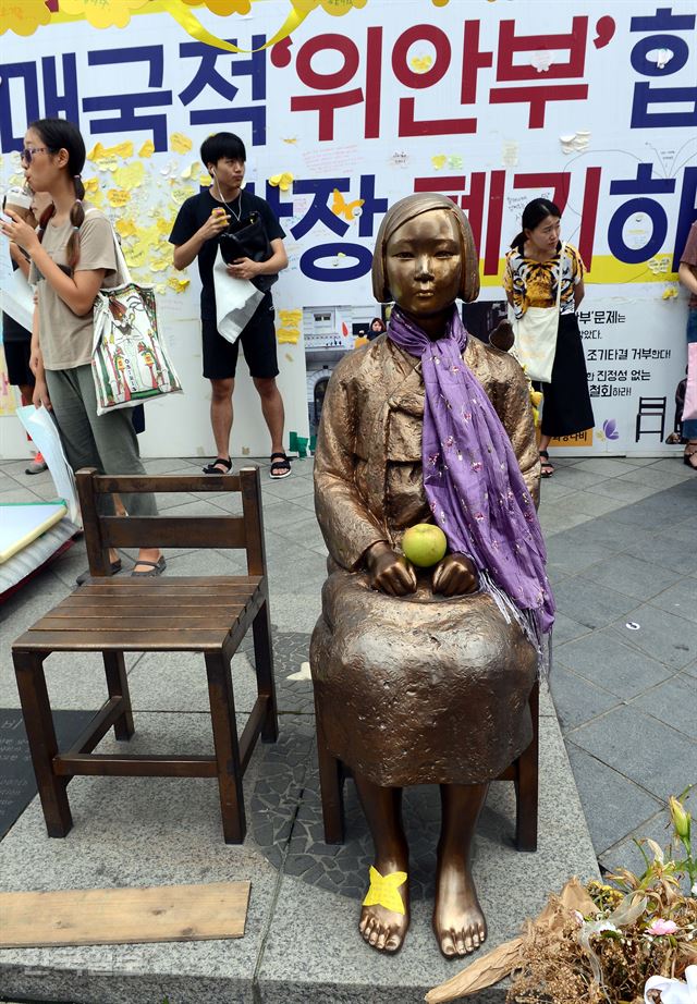 서울 수송동 옛 일본 대사관 앞 소녀상. 한국일보 자료사진.