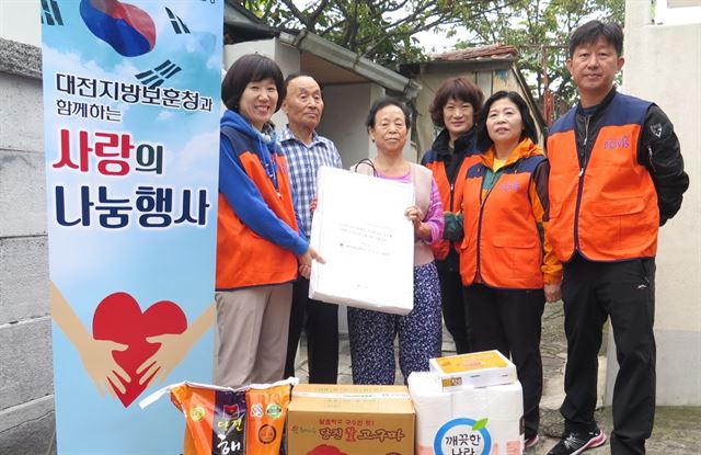 대전지방보훈청은 16일 대전 문화동에서 국가 유공자 가정에 '사랑의 연탄'과 생필품을 전달하고 위로했다. 대전지방보훈청 제공