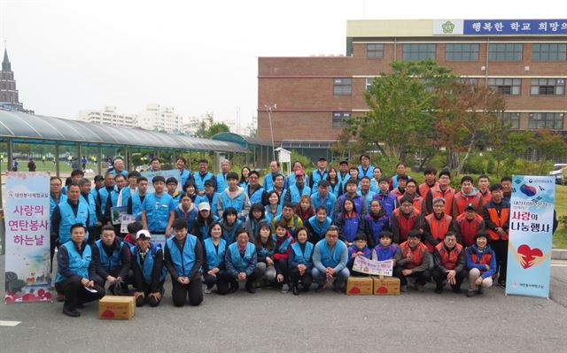 대전지방보훈청은 16일 대전 중구 문화동에서 대전봉사체험교실 회원들과 함께 '사랑의 연탄' 나눔을 실천했다. 대전봉사체험교실 제공